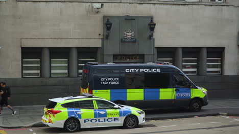 Un-Coche-De-Policía-Y-Una-Furgoneta-Aparcados-Frente-A-Una-Comisaría-En-El-Centro-De-Londres