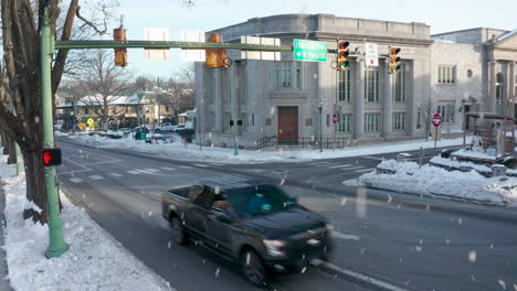 Während-Der-Weihnachtswintersaison-Fließt-Der-Verkehr-Durch-Eine-Kleine-Amerikanische-Stadt