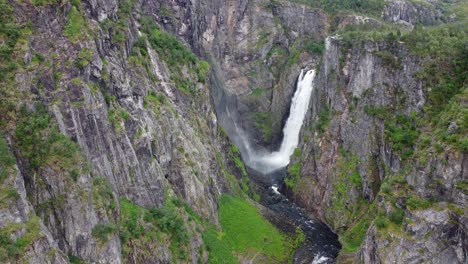 Erstaunlicher-Vøringsfossen-Wasserfall-In-Der-Schlucht---Luftbewegung-Rückwärts---Riesige-Wassermenge,-Die-Vom-Bergplateu-Hardangervidda---Norwegen-Herunterfällt
