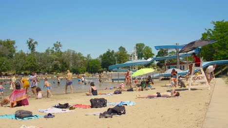 Menschen,-Die-Sich-Im-Sommer-In-Einem-überfüllten-Schwimmbereich-Mit-Gigantischen-Wasserrutschen-Erfreuen