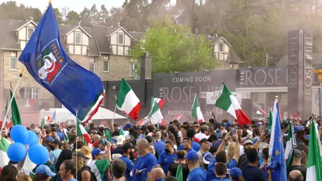 Fanáticos-Italianos-Extasiados-Celebran-La-Victoria-En-La-Final-De-Fútbol-De-La-Eurocopa-2020,-Woodbridge,-Toronto,-Canadá