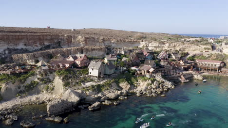 Boote-Segeln-Aus-Dem-Themenpark-Popeye-Village,-Malta,-Luftbild