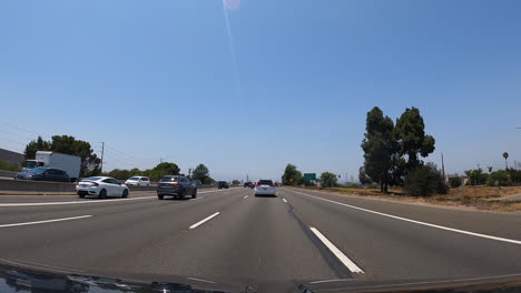 Fahren-Sie-An-Einem-Sonnigen,-Klaren-Tag-Einen-Südkalifornischen-Highway-Hinunter---Bewegungsüberschreitung
