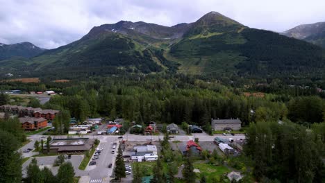 Mosca-Aérea-En-La-Montaña-De-Esquí-Alyeska