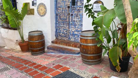Typische-Spanische-Straße-In-Der-Altstadt-Von-Marbella-Mit-Schöner-Großer-Blauer-Tür-Eines-Restaurants