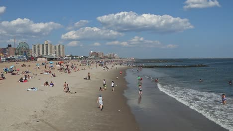 Coney-Island-Beach-Während-Einer-Pandemie-In-New-York,-Usa,-29.-Juli-2021