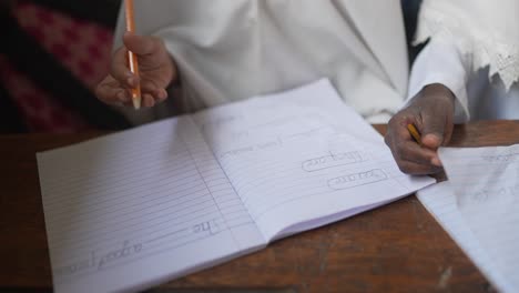 Niña-Musulmana-Africana-Con-Hiyab-En-La-Escuela-Estudiando-Y-Escribiendo-Apasionadamente-En-Su-Cuaderno