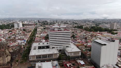 Palacio-Federal-Y-La-Universidad-De-Guadalajara-Con-Metropolis-De-Guadalajara-En-Jalisco,-Mexico
