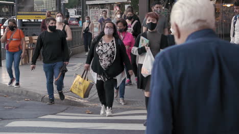 Stadtbild-Mit-Menschen-In-Gesichtsmaske,-Die-Die-Straße-überqueren