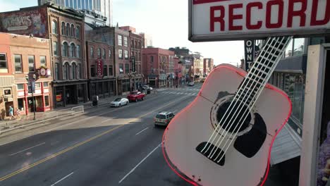 Antena-De-La-Tienda-De-Discos-En-La-Calle-Broadway-En-Nashville,-Tennessee