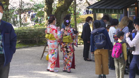 Mujeres-Japonesas-Con-Kimono-Entre-Los-Visitantes-Del-Jardín-Kenroku-en-En-Kanazawa-Durante-La-Temporada-De-Sakura