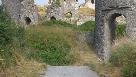 Alte-Burgruinen-In-Irland-–-Nach-Oben-Geneigte-Aufnahme
