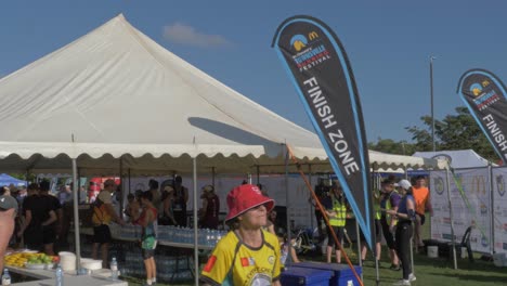 Banderas-De-Plumas-De-La-Zona-De-Meta-Durante-El-Festival-De-Carreras-De-Townsville-Para-2021---Participantes-En-Maratón-Y-Carrera-Divertida-En-Qld,-Australia