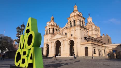 Empuje-Aéreo-Bajo-De-La-Catedral-Y-La-Plaza-Del-Pueblo-En-Córdoba,-Argentina