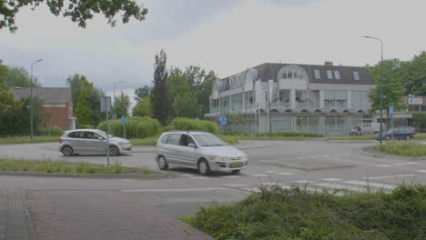 Verkehr-Fährt-über-Einen-Stark-Befahrenen-Kreisverkehr-In-Den-Niederlanden