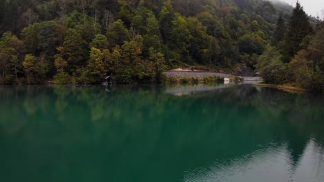 Agua-Azul-Clara-Del-Lago-Klammsee-En-Medio-Del-Exuberante-Bosque-Verde-En-Kaprun,-Austria