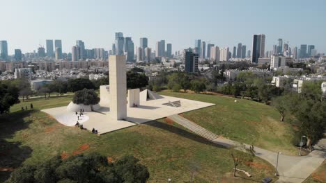 Vista-Aérea-Alrededor-Del-Parque-Edith-Wolfson,-En-La-Soleada-Tel-Aviv,-Israel---órbita,-Disparo-De-Drones