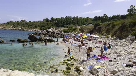 Multitud-De-Turistas-En-Vacaciones-De-Verano-En-Cala-Montón-De-Playa-Sciacca-En-La-Reserva-De-Zingaro,-Sicilia-En-Italia
