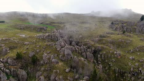 Felswald-Im-Zerklüfteten-Gelände-Im-Cumbemayo-In-Der-Nähe-Der-Stadt-Cajamarca,-Peru