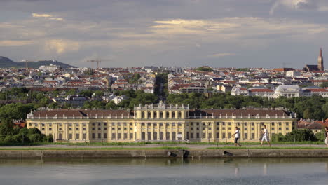 Hoch-über-Dem-Panorama-Mit-Bewölktem-Himmel-Am-Schloss-Schönbrunn-In-Wien,-Österreich