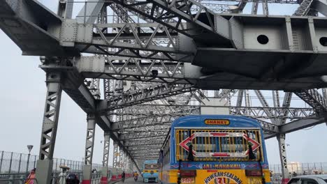 Gimble-Aufnahme-Von-Taxis-Und-Bussen,-Die-Am-15.-August-2021-Auf-Der-Howrah-Brücke-In-Kalkutta,-Westbengalen,-Indien,-Verkehren