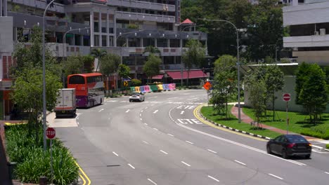 Tráfico-De-Automóviles-Temprano-En-La-Tarde-En-El-Barrio-Chino,-En-El-Centro-De-Singapur
