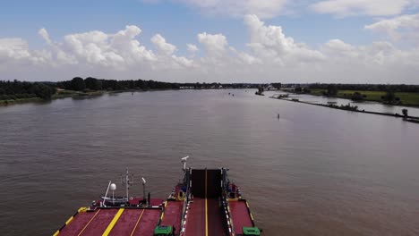 Dinámica-De-Transporte-De-Barcazas-Navegando-Viejos-Camiones-Y-Tractores-Maas-Pasando-Por-El-Viejo-Maas