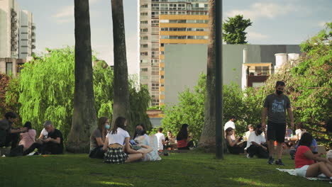Familien-Und-Freunde-Genießen-Einen-Sonnigen-Tag-Auf-Dem-Armenia-Square-In-Buenos-Aires