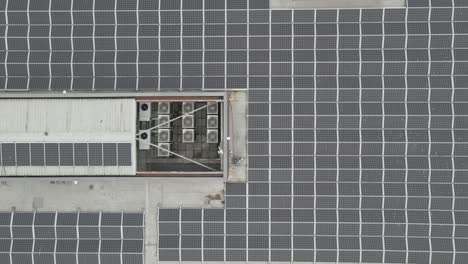Paneles-Solares-En-La-Azotea-De-Un-Edificio-De-Oficinas-En-Park-West-Business-Park,-Dublín,-Irlanda