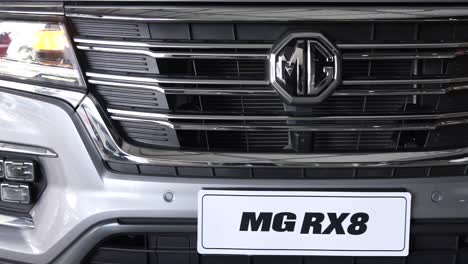 Auto-Frontgrill-Mit-Weißem-Und-Gelbem-LED-Licht,-MF-RX8-Morris-Garagen-Und-Kfz-Zulassung