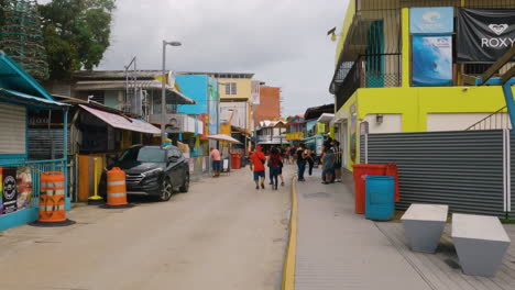 Molienda-De-Residentes-En-Suburban-Puerto-Rican-Street,-Booqueron