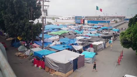 Asylsuchende-Campierten-An-Der-US-Grenze-Zu-Mexiko-In-Tijuana