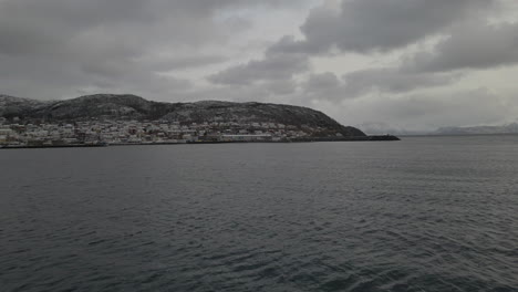 An-Einem-Bewölkten-Wintertag-Fliegt-Man-In-Richtung-Der-Stadt-Skjervøy-In-Troms-Und-Finnmark,-Norwegen-–-Luftaufnahme-Einer-Drohne