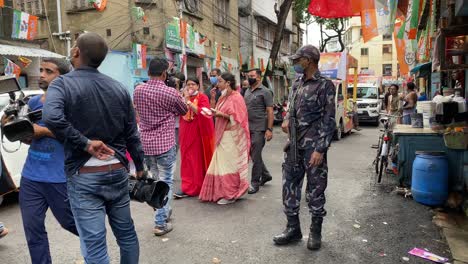 BJP-Kandidat-In-Bhowanipore-Besucht-Eine-Roadshow-Mit-überfüllten-Menschen-In-Der-Straße-Von-Kalkutta