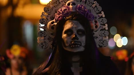 Mexikanische-Catrina-Geht-Während-Des-Mexikanischen-Todestages