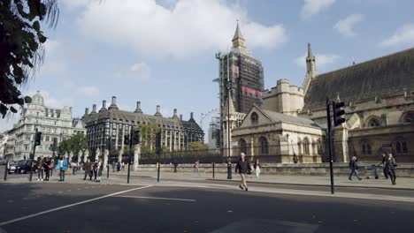 Eine-Aufnahme-Des-Parlamentsgebäudes-Und-Des-Wahrzeichens-Big-Ben-Vom-Bürgersteig-Der-Abingdon-Street-Aus