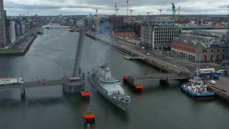 Vista-Aérea-Del-Barco-De-La-Armada-Irlandesa-Le-James-Joyce-Saliendo-De-La-Ciudad-De-Dublín