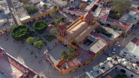 San-Sebastian's-Temple-And-The-Main-Plaza-In-Bernal,-Querétaro,-Mexico---aerial-drone-shot