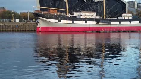 Wide-shot-of-ripples-in-the-River-Clyde