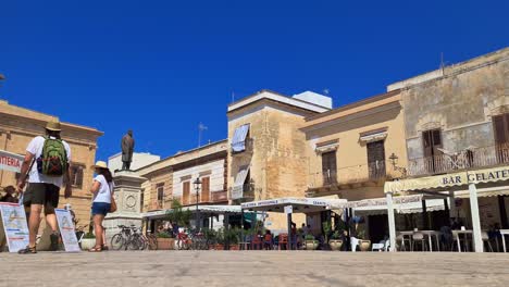 Turistas-Que-Visitan-La-Plaza-Piazza-Europa-Con-La-Estatua-De-Ignazio-Florio-En-La-Isla-Favignana-En-Sicilia