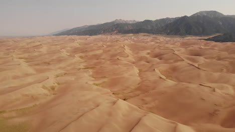 Luftaufnahme-Der-Großen-Sanddünen,-Sandige-Wüstenlandschaft-Unter-Dem-Nationalpark-Und-Naturschutzgebiet-Der-Berge,-Colorado,-USA