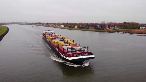 Luftaufnahme-Des-Bolero-Frachtschiffs-Auf-Dem-Fluss-Noord-In-Der-Nähe-Von-Hendrik-Ido-Ambacht