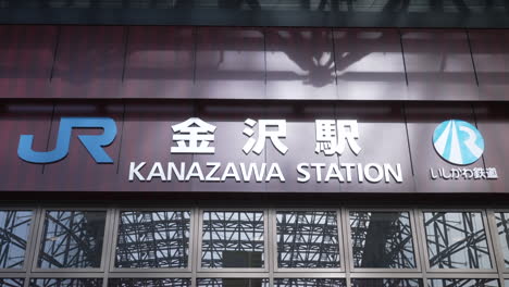 Zeichen-Des-Bahnhofs-Kanazawa-Jr.-In-Kanazawa,-Japan