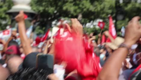 Gente-Tunecina-Con-Banderas-Protestando-Al-Aire-Libre-Contra-El-Presidente-Dijo-En-Túnez,-Túnez