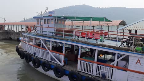 Boote-An-Einem-Steg-Im-Hafen-Von-Elephanta-Island