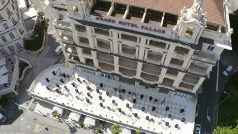 Grand-Hotel-Palace-Con-Disposición-De-Mesas-De-Cóctel-En-El-Balcón-En-Opatija,-Croacia