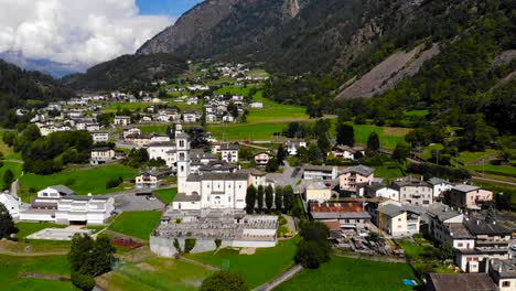 Antenne:-Zug-In-Brusio-Spiralviadukt