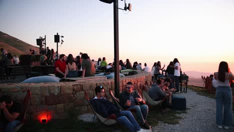 Mehrere-Gruppen-Von-Freunden-Genießen-Einen-Wunderschönen-Sonnenuntergang-In-Einem-Club-Mit-Panoramaterrasse