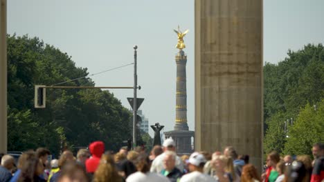 Zeitlupenaufnahmen-Einer-Großen-Touristenmenge-Unter-Dem-Brandenburger-Tor
