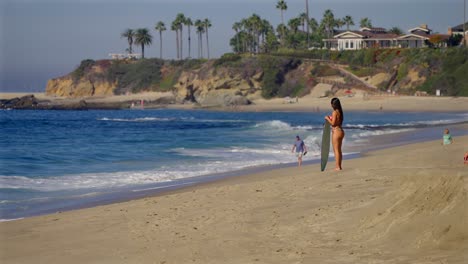 Bordeador-Femenino-Esperando-La-Ola-Perfecta-En-Laguna-Beach,-California